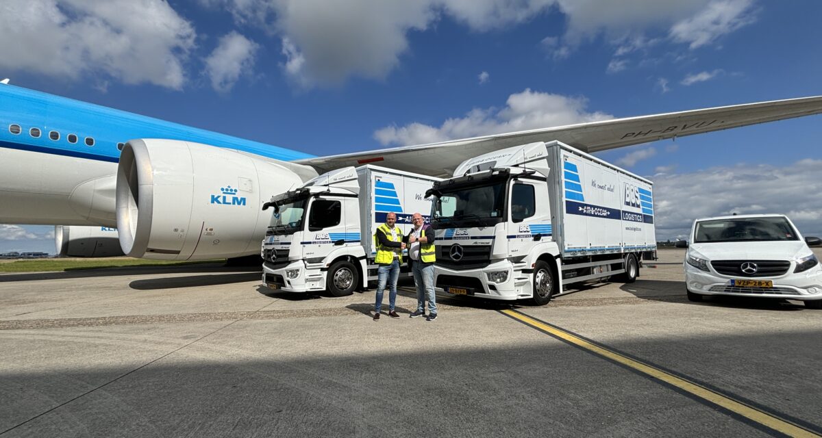 Foto van twee mensen bij nieuwe vrachtwagens