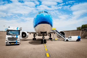 Foto van Bos Logistics auto's op Schiphol