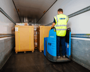 Een Bos Logistics-medewerker laadt vracht uit